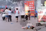 Người Hà Nội đẩy người đi bộ xuống đường để chiếm vỉa hè bán hàng (P2)