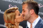 Rafael Van Der Vaart ngượng ngùng hôn bà xã trên thảm đỏ