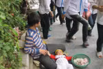 Xót xa: Hình ảnh những em nhỏ ăn mày bị "hành xác" tại các lễ hội (P1)