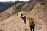 Xúc động giáo viên vùng biên trèo đèo lội suối vận động học sinh đến trường