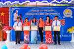 Hiệu trưởng không đạt chiến sĩ thi đua vẫn lên sân khấu nhận danh hiệu 