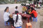 Vụ 'bẻ cong' Nghị định: Mẹ đi cùng con gái đề phòng 'chuyện bất trắc'