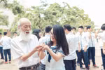 Hình ảnh xúc động thầy Văn Như Cương và học trò thả chim phóng sinh