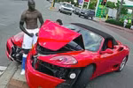 'Khó đỡ' với ảnh chế màn cởi áo ăn mừng bàn thắng của Balotelli