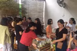 Bữa cơm nghĩa tình của thầy cô trường Đông Hà giúp bà con vùng lũ