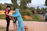 Thầy cô giáo ở Nậm Pồ vất vả cùng học trò chống dịch, rất cần được chia sẻ