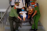 Xúc động hình ảnh chiến sĩ công an cõng thí sinh gãy chân ở Quảng Trị