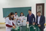 Thầy cô giáo trường Hướng Hóa pha sẵn nước rửa tay khô chờ học sinh đến trường