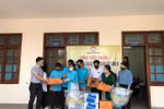Học sinh trường Đông Hà tặng quà chiến sĩ nơi tuyến đầu chống Covid- 19