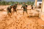 Một số trường ở miền núi Quảng Trị ngập bùn non, bộ đội hỗ trợ thầy cô dọn dẹp