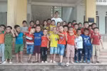 Cô giáo địu con 13 ngày tuổi ròng rã 3 tiếng lên vùng cao dạy học 