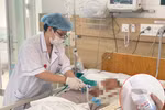 Rơi vào hôn mê, tổn thương não, tử vong do uống rượu "công nghiệp"