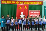 Công đoàn giáo dục Quảng Ngãi trao quà tết cho học sinh có hoàn cảnh khó khăn