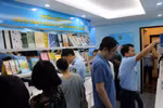 Mở cửa phòng trưng bày với chủ đề "Nhận diện đúng SGK và đồ dùng học tập"