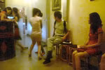Vào “động” mại dâm chuyển giới: Nhọc lòng với tình ngắn hạn (P3)