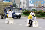 Sửng sốt chợ bánh mỳ trên đại lộ Thăng Long