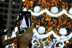 Hàng trăm bạn trẻ háo hức tạo dáng bên cây thông Noel cao nhất VN