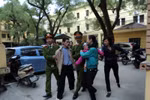 Người vợ trẻ khóc chạy theo chồng bị tuyên tử hình vì giết bố mẹ
