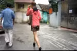 Video: Diễn viên Hồng Hà gạt máy ảnh phóng viên khi bị ghi hình