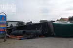 Xe container chở thép chỏng vó trước cây xăng