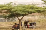 Đang tình tứ, đôi nam nữ bị dí dao vào cổ