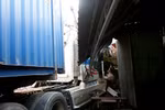 Xe container lao vào nhà dân, nhiều người thoát chết trong gang tấc