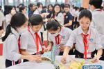 Ở nước ngoài, phụ huynh có phải mua sách giáo khoa cho con không?