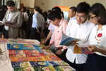 Giáo viên có quá ít thời gian để nghiên cứu sách giáo khoa (Ảnh minh họa: Báo Plo.vn)