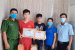 Khen thưởng 2 học sinh trả lại 30 triệu đồng nhặt được