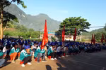 Nhà trường không có bảo vệ, giáo viên trở thành người đóng thế