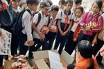 Khuyến khích học trò gắng học, chăm ngoan bằng phần thưởng mì tôm