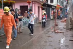 Đi qua cột điện lúc trời mưa to, một thanh niên bị điện giật chết