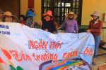 Cùng thầy cô đến trường dọn dẹp đón năm học mới dù lũ chưa rút hết