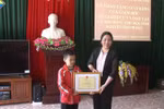 Học sinh lớp 2 ở vùng cao cùng mẹ vượt hơn 100 km đi học tiếng Anh