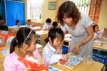 Cô giáo tiểu học Bùi Thị Dung say mê, sáng tạo với công việc