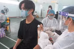 Chùm ảnh: Hàng ngàn học sinh Đà Nẵng “đội mưa” đi tiêm vắc xin Pfizer