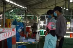 Chùm ảnh: Giáo viên, học sinh lỉnh kỉnh đồ đạc quay lại Đà Nẵng chờ đến trường