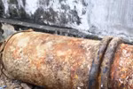 Vớt được “bom” lạ nghi chứa chất độc 