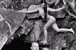 Dùng mẫu nude toàn thân... để thiền!