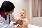 Dấu hiệu bé bị viêm phổi mùa nắng nóng