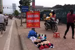 "Kêu trời" chất lượng hàng chuyên dụng Vietnam Airlines bán ở vỉa hè