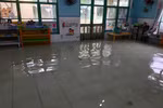 Nhiều trường học ở Sài Gòn nước ngập cả vào lớp, bùn đất khắp nơi
