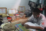 Mẹ lượm ve chai, con thành gương sáng