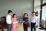 Nghẹn ngào trao bằng tốt nghiệp cho gia đình sinh viên mất vì tai nạn giao thông