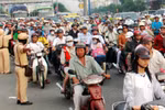 Toàn cảnh: Đầu năm người dân ùn ùn đổ về Hà Nội và Tp. Hồ Chí Minh