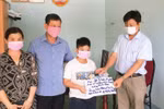 Em Lê Đức Anh đập heo đất ủng hộ tiền để chống dịch