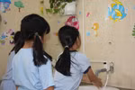 Con tôi đi học về khoe, nhà vệ sinh trường con đẹp hơn khách sạn
