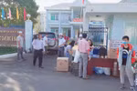 Phòng giáo dục phát khẩu trang miễn phí cho nhân dân