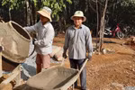 Thầy Lê Hà Trung làm phụ hồ trong mùa dịch Covid-19