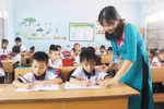 Hiệu trưởng, hiệu phó phải xắn tay vào dạy phụ đạo lớp 1- tín hiệu vui dạy thật